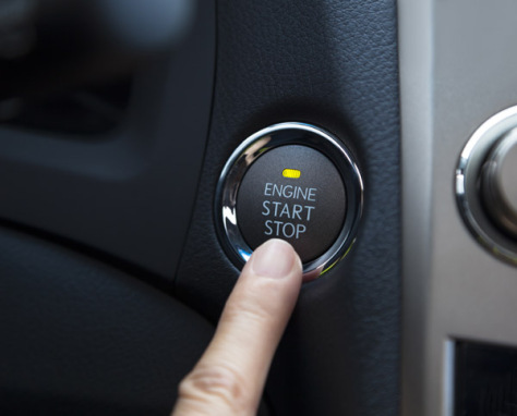 Điều gì xảy ra nếu bạn nhấn nút Start/Stop Engine khi xe đang chạy?
